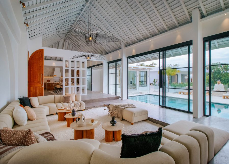 Lounge area with high ceilings at Villa Yang