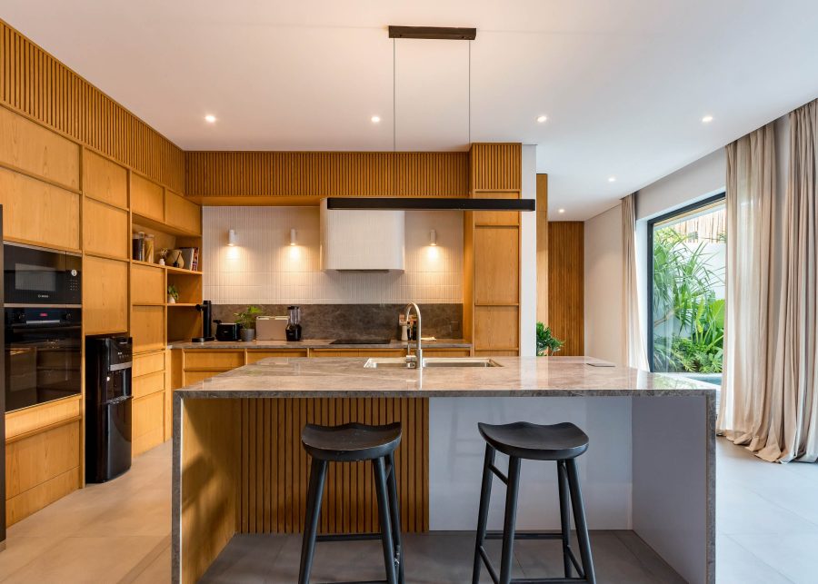 Teak wood kitchen with kitchen island at Villa Quadra